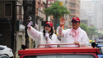 呼籲不同意罷免 張善政、萬美玲冒雨掃街