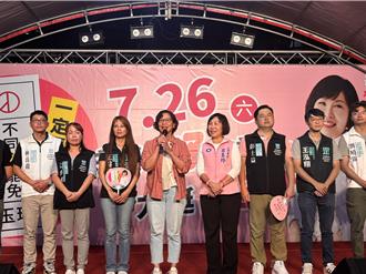 破千人不畏風雨到場挺呂玉玲   高喊：擊退惡罷