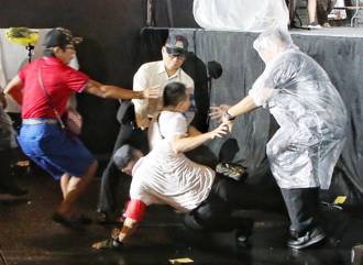 網紅「吃屎哥」凱道丟冥紙鬧場    館長陳之漢痛批：民主被玩得下賤