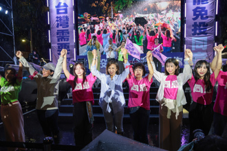 率10綠委雨中致謝掀高潮 吳思瑤高喊：島嶼會再次天光