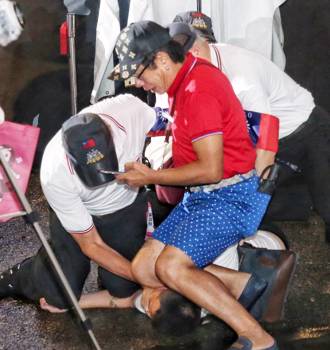 館長凱道台上遭「吃屎哥」丟冥紙吐這句  網讚：處置得很好