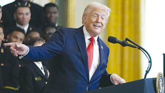 川普擅自加碼？修改數字全被拍下