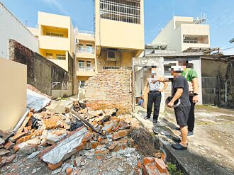 橋頭水溝圍牆塌 砸毀3機車