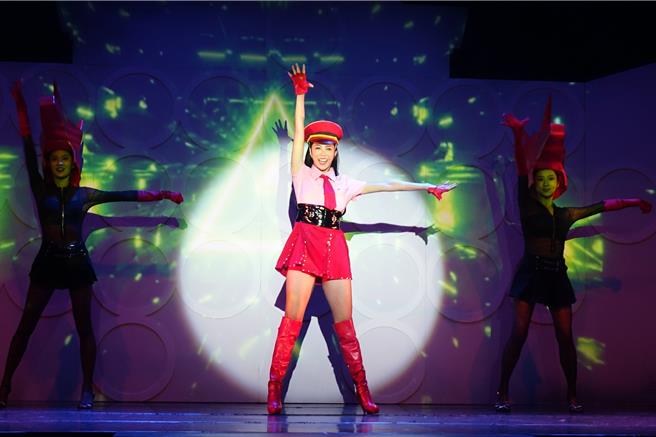  康茵茵表演超辣〈姐姐〉。（全民大剧团提供）