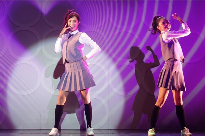 康茵茵大跳〈爱你〉。（全民大剧团提供）