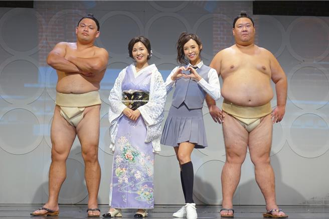 吴怡霈（左2起）、康茵茵和相扑选手合照。（全民大剧团提供）