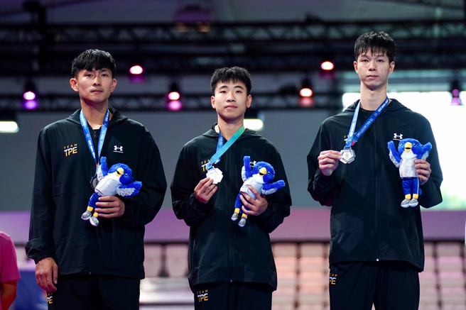 中華跆拳道男團奪下德國萊茵魯爾世大運銀牌，我方官員頒發賀電時，陸方人員欲上前搶奪爆發衝突。（圖／大專體總提供）