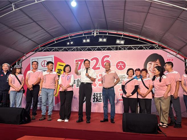 大罷免首波投票26日登場，桃園市第五選區立委呂玉玲把握最後選前最後一天上午在平鎮區進行車掃，晚上在平鎮區三崇宮進行宣講。桃園市長張善政、民眾黨前立委蔡壁如、桃園市黨部約一行人也到場三崇宮力挺。今晚破千人一同聚集高喊，「擊退惡罷，不同意罷免」。(廖姮玥攝)