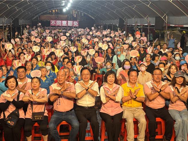 大罷免首波投票26日登場，桃園市第五選區立委呂玉玲把握最後選前最後一天上午在平鎮區進行車掃，晚上在平鎮區三崇宮進行宣講。桃園市長張善政、民眾黨前立委蔡壁如、桃園市黨部約一行人也到場三崇宮力挺。今晚破千人一同聚集高喊，「擊退惡罷，不同意罷免」。(廖姮玥攝)