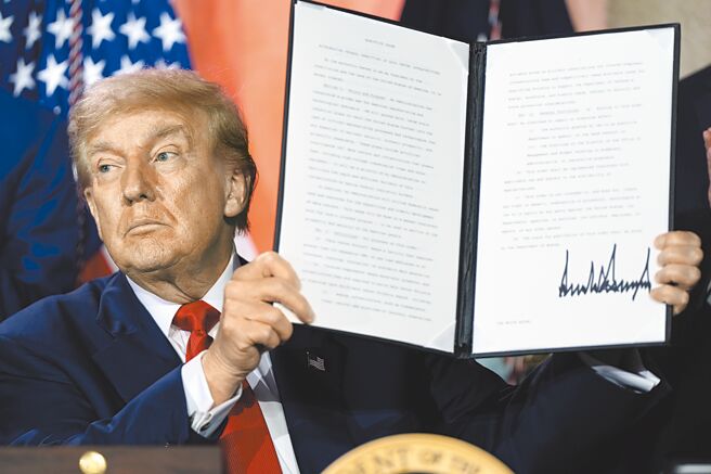 美国总统川普指与中国的AI竞赛为「一场定义21世纪的战斗」，并夸口美国将赢得胜利。图／美联社