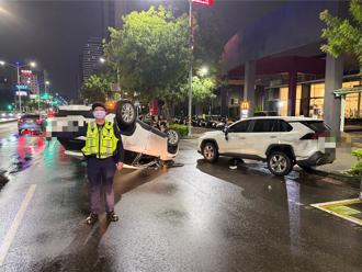 高雄深夜車禍！肇事男「四輪朝天」一度受困 車內全是毒品遭逮