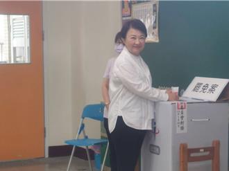 726大罷免》盧秀燕步入投票所「突彎腰」！原因太暖了