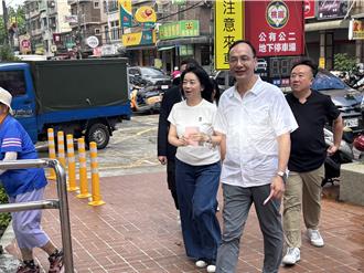 726大罷免》朱立倫攜妻投票：「天氣好、心情好」