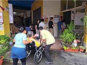 726大罷免》  台中雨勢大輪椅嬤不怕！ 網傳「奇怪投票所」實況曝