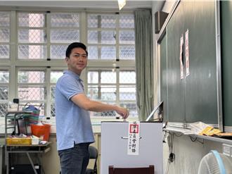 726大罷免》廖偉翔偕母雨天投票   笑稱這原因「睡得很好」