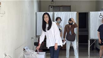 726大罷免》萬美玲在兒子陪同下投票  秀拼戰「成果」