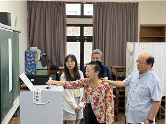 726大罷免》廖偉翔攙扶相陪   胡志強偕妻投票喊心情好