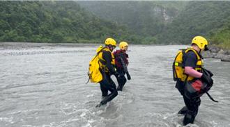 花蓮摩里沙卡野溪溫泉溯溪 溪水暴漲3受困直升機吊掛救援