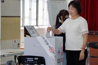 726大罷免》呂玉玲輕鬆投票：相信可以得到正義的力量