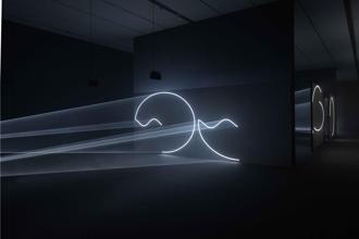 光之雕塑家安東尼．麥考爾在台首展 遊走光影與時空的新體驗