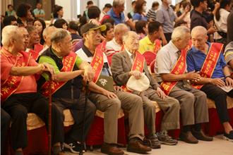 98歲模範父親感動全場 苗栗表揚42位父親與好人好事代表