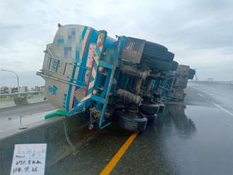 台61嘉義布袋段油罐車翻覆易燃物洩漏有危險性