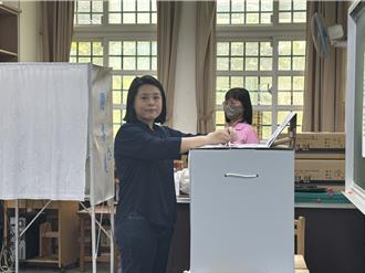 726大罷免》邱若華現身投票：昨天睡得不錯 心情很平靜