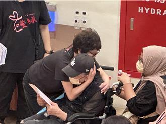 送林冲最后一程　84岁「瘦皮猴歌王」林松义坐轮椅现身痛哭！