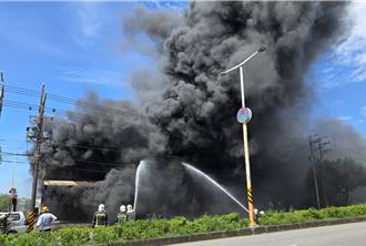 新竹湖口食品廠大火！消防派14車前往搶救 無人員受困