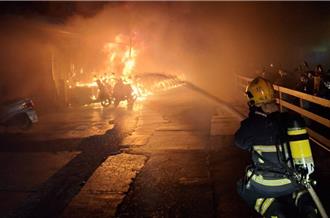 小琉球機車出租行惡火 逾40輛車全毀！目擊者嚇喊：10秒燒一整排