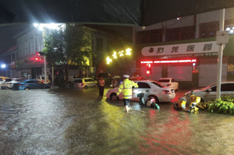 影》河北暴雨成災！水漫村莊「開車像開船」  一場雨逼近1年降水量