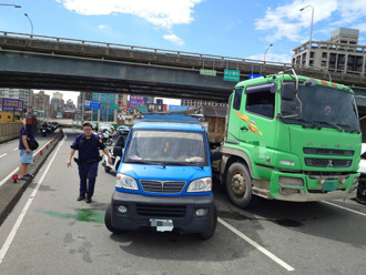 忠孝桥追撞！曳引车「煞不住」猛撞小货车 回堵1小时