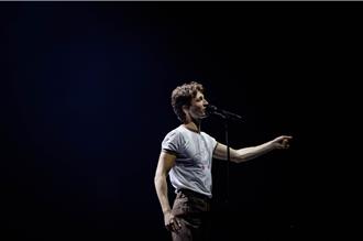 英创作小鲜肉开唱秀中文 掷骰子点歌唱酷玩名曲嗨翻全场