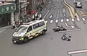 影》路口直直衝！年经女骑士猛撞救护车 机车碎片喷满地