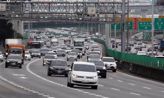 遊覽車未保持安全距離撞前車　駕駛「有車切進來」遭法官打臉