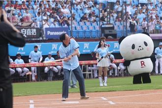 中壢仁海宮媽祖看棒球 宗教結合運動展桃園創意文化力