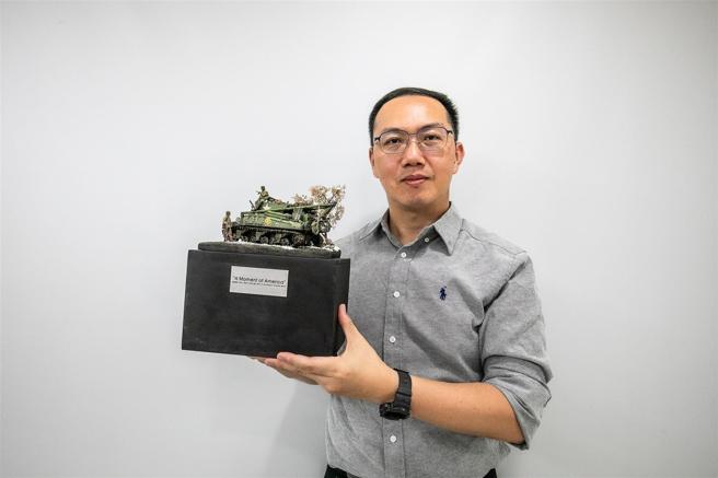 臺東縣後備指揮部蕭子程少校參加「2025馬來西亞國際微縮模型展及競賽」，榮獲「甲車大師組」金牌等獎項，為國爭光。（記者李采霖攝）