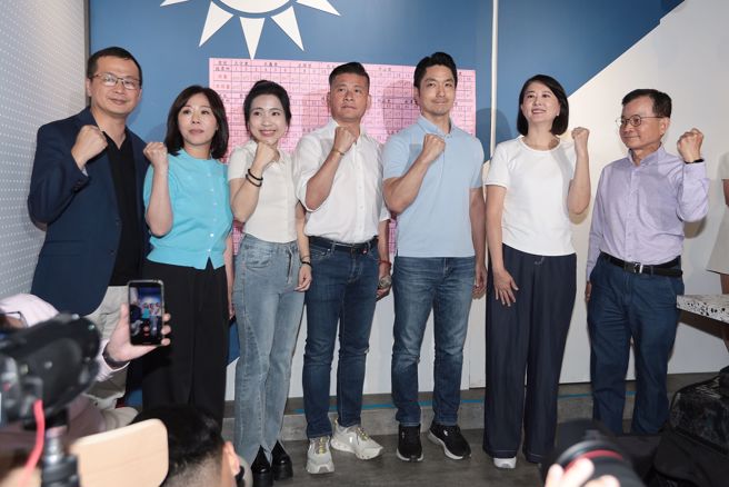 第11屆立法委員及新竹市第11屆市長罷免案26日投票結束， 國民黨立委羅智強（左起）、立委李彥秀、台北市議會議長戴錫欽、台北市長蔣萬安、立委王鴻薇、立委賴士葆一同向支持者鞠躬致謝。（杜宜諳攝）