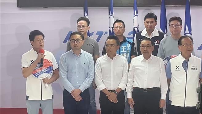 國民黨立委羅明才（左）。（李育嫺攝）