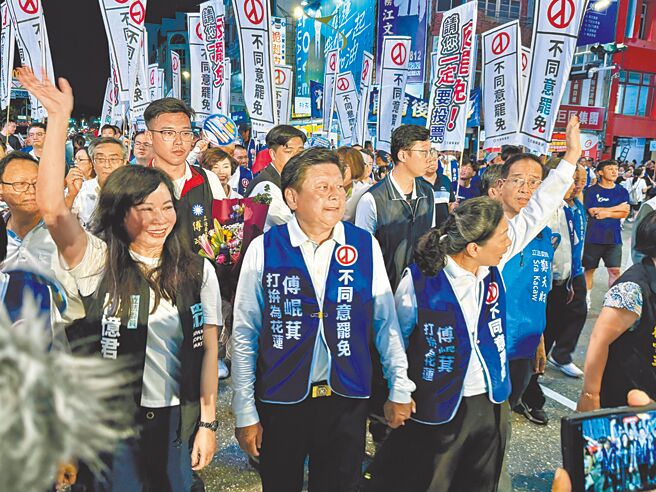 國民黨立委傅崐萁（中）與妻子徐榛蔚（右）以及民眾黨立委林憶君（左）在市區舉行「反罷免」遊行。（王志偉攝）