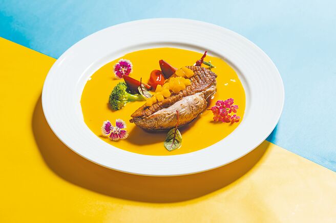 「法式鸭胸佐香芒酱」将樱桃鸭胸搭配芒果酱汁，层次丰富。（台南老爷行旅提供）