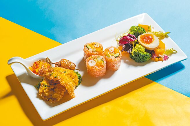 「香芒鲜虾八田卷‧炸虾‧培根带子佐莎莎酱」，无论视觉或味觉，皆可感受夏天氛围。（台南老爷行旅提供）