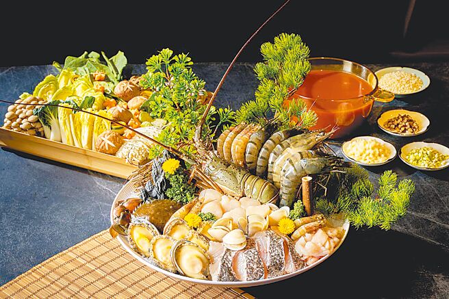 六福万怡酒店粤亮广式料理，融合上海与潮州泡饭，推出新派粤菜「琉金龙汤极品锅」。（六福旅游集团提供）