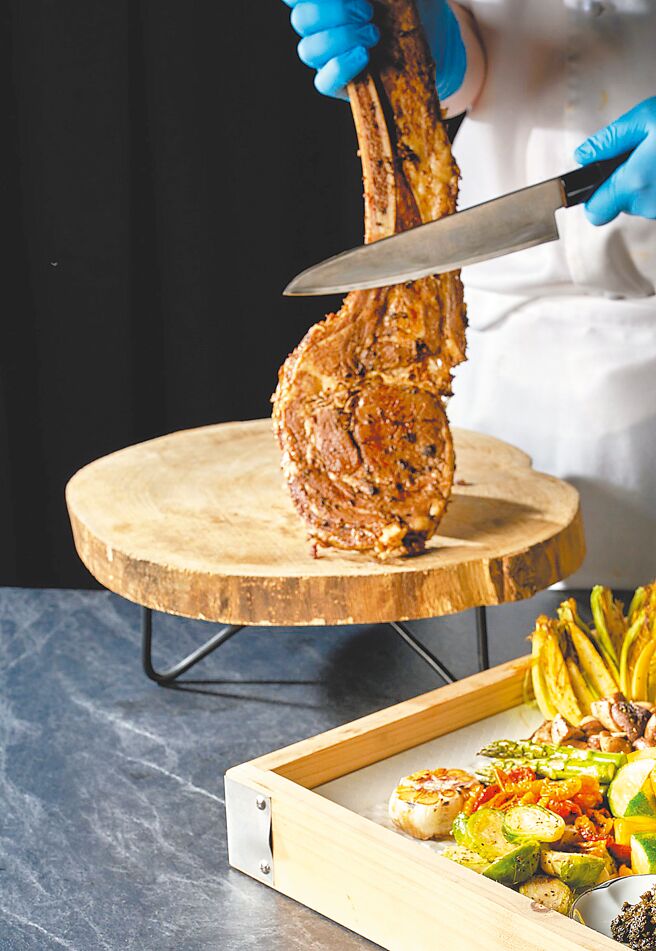 招牌「粤式慢火战斧牛」搭配特制松露香椿酱与蒜片，香气浓郁扑鼻，让人即使身处炎炎夏日，也食欲大开。（六福旅游集团提供）