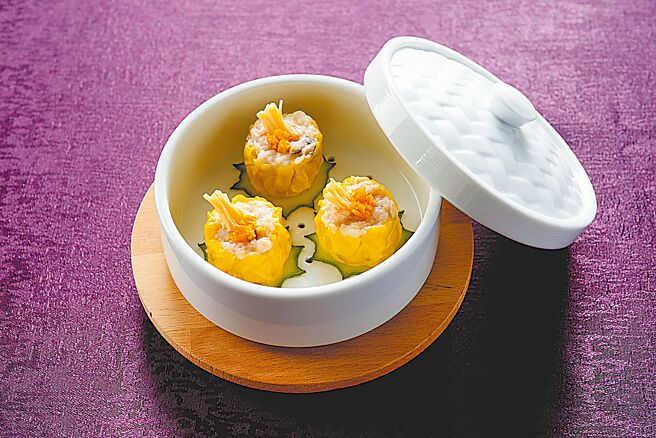 色泽丰润的「蟹黄蒸烧卖」亦是潮粤坊必点美味。（台北美福大饭店提供）