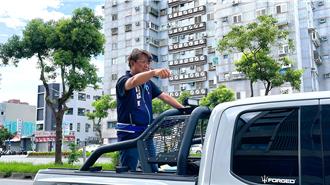  黃建賓榮登「雙早王」 今展開車掃謝票