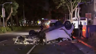 睡醒就開車！北市男女深夜自撞變電箱 現場頓時一片黑
