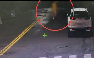 高雄三民区惊见蒙面全裸男！穿透明雨衣逛超商 警：已触法