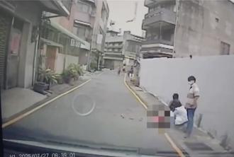 感情纠纷约谈判当街行凶  女子惨遭男友持剪刀猛刺