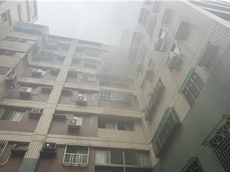 潭子住宅大樓火警 消防人員緊急疏散住戶